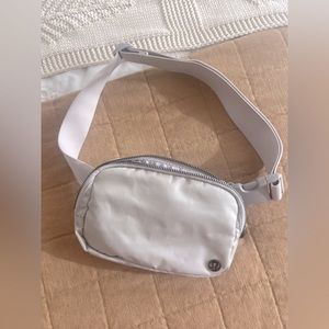 LULULEMON Everywhere Belt Bag-light grey!